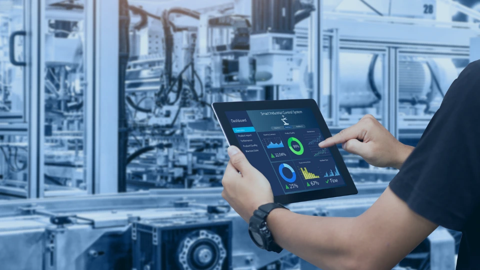 una persona sosteniendo una tablet