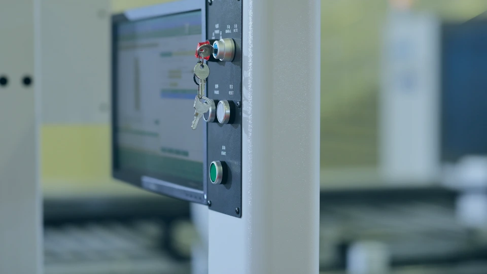 una llave en un panel