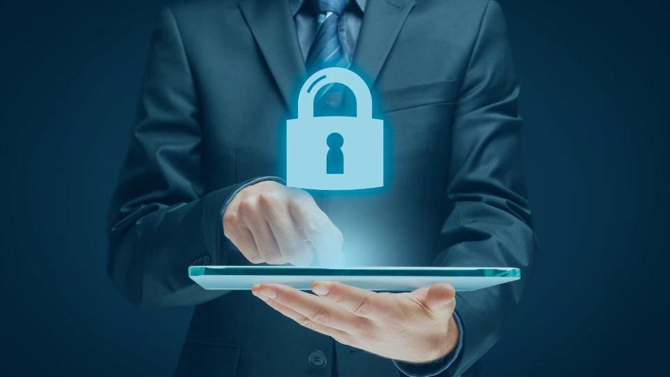 persona sosteniendo una tablet con un icono de cerradura