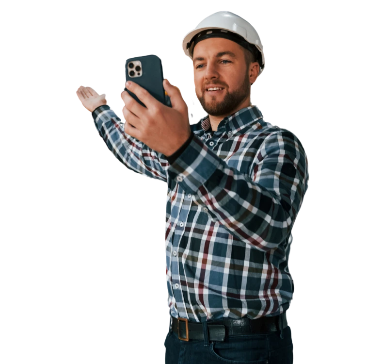 hombre que lleva casco y sostiene un telefono