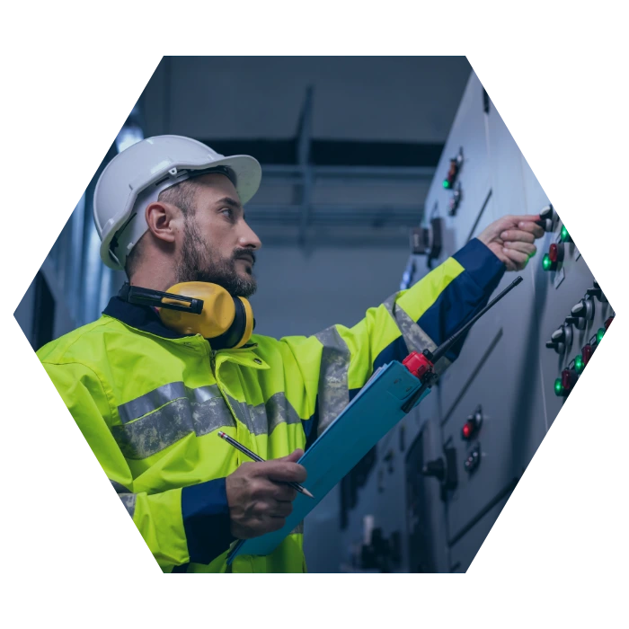 hombre que lleva casco y chaleco de seguridad